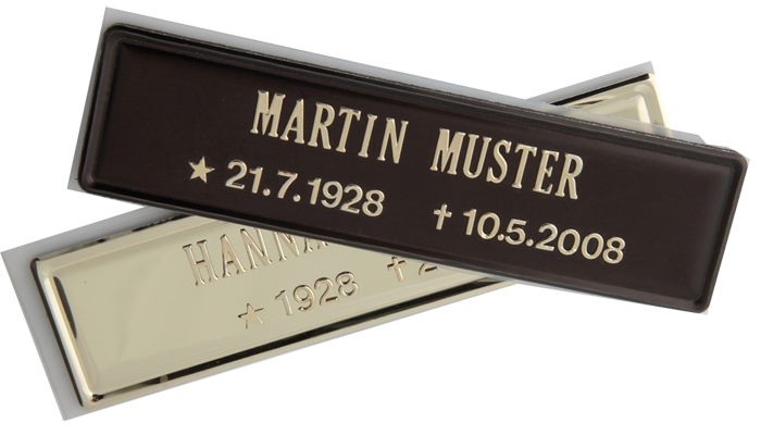 Namensplatte aus Metall mit Schriftzug und Datum